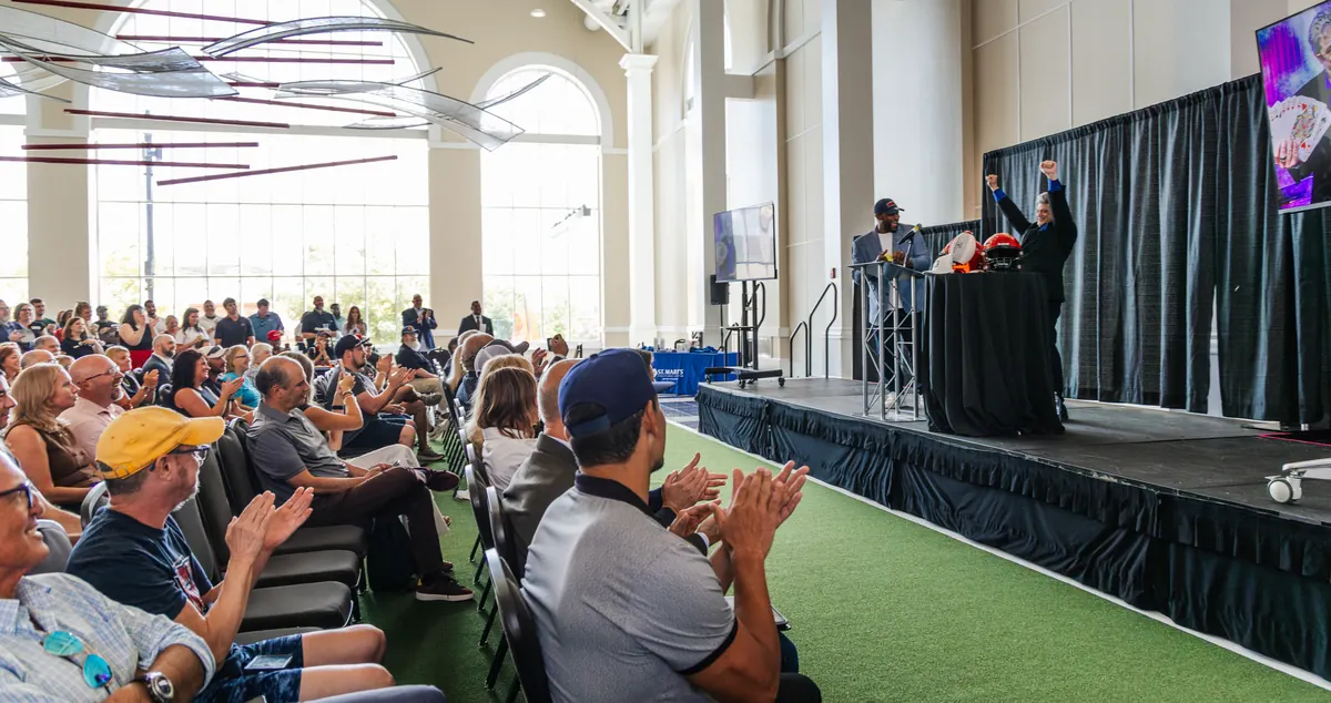 A corporate audience applauding at the close of a Rick Silver mentalism performance